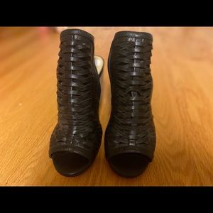 Woman’s Chinese Laundry sandal